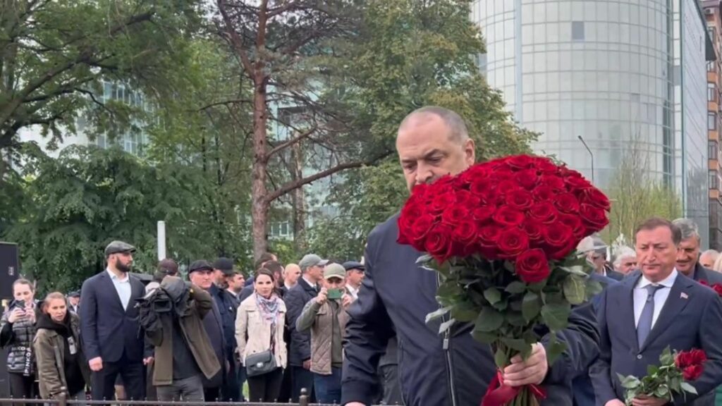 Сергей Меликов возложил цветы к памятнику Сулейману Стальскому