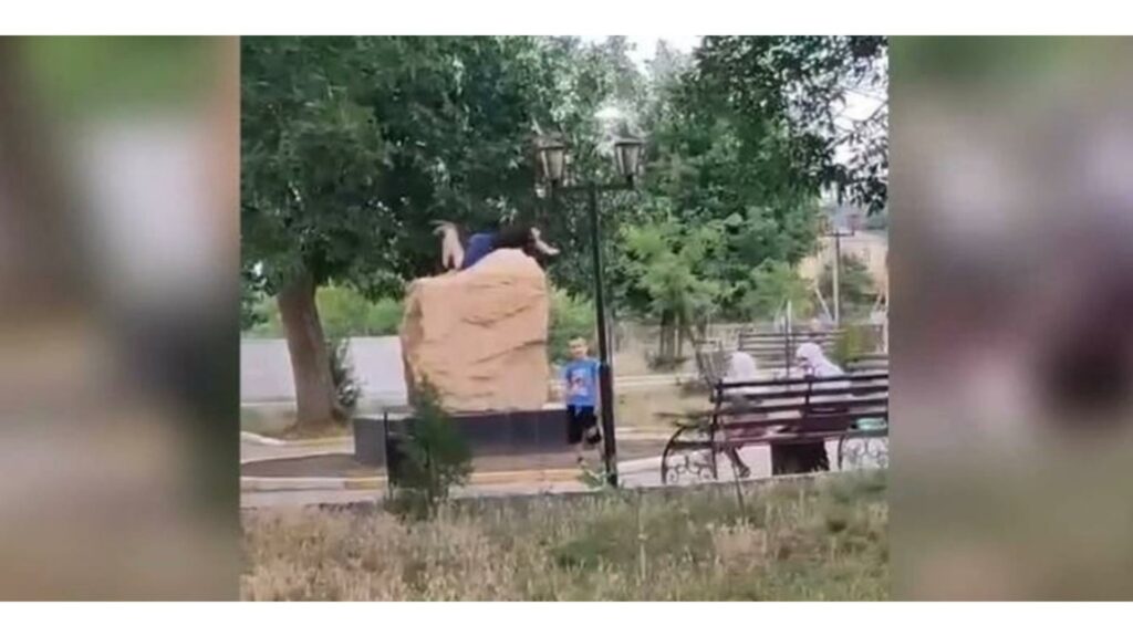 В городе Дагестанские Огни осквернили «Сад памяти»