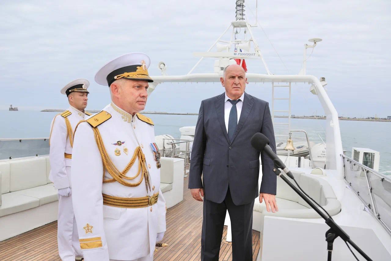 Абдулмуслим Абдулмуслимов поздравил моряков Каспийской флотилии с Днем ВМФ России