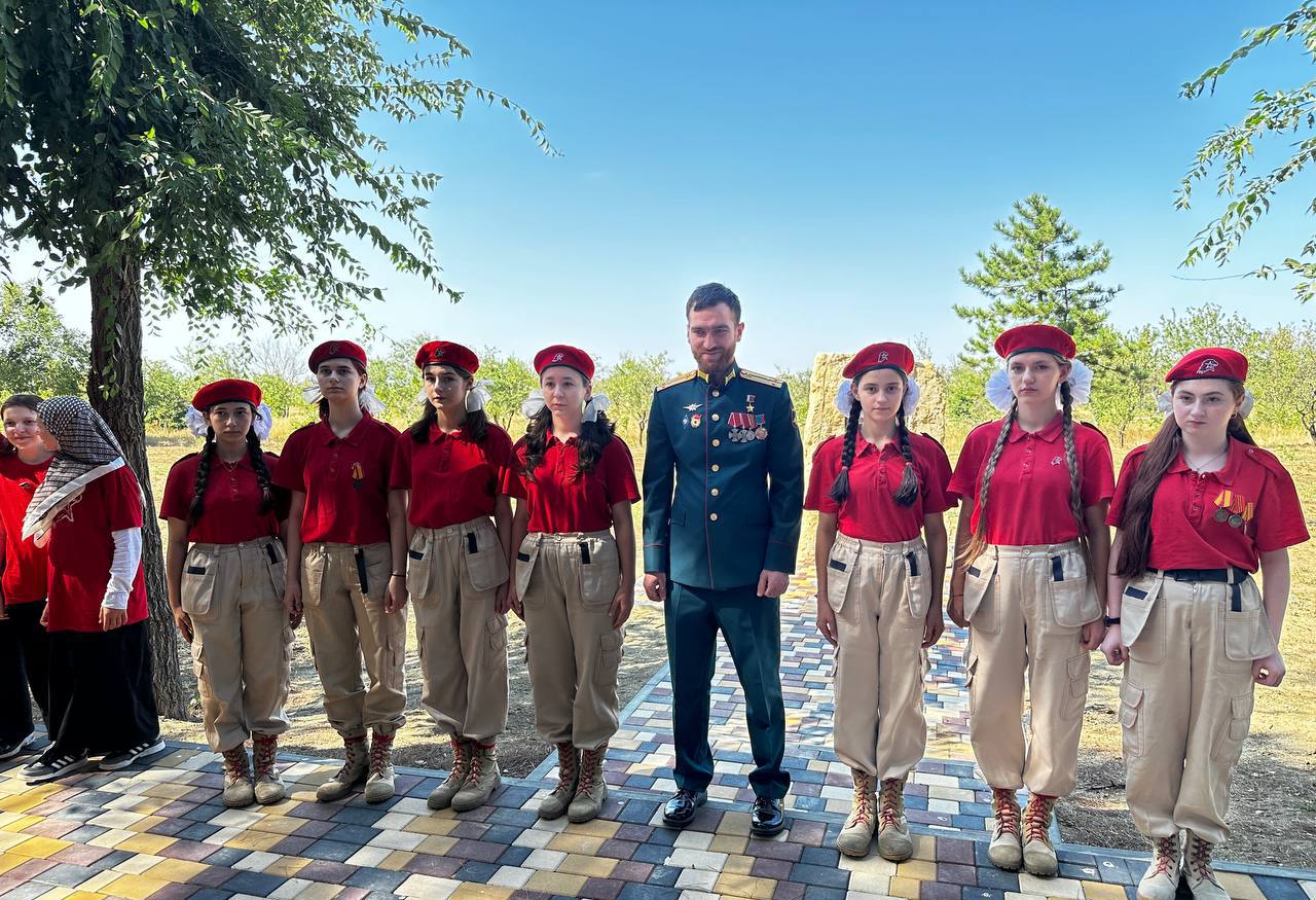 Герой России посетил «Сад памяти» в Махачкале