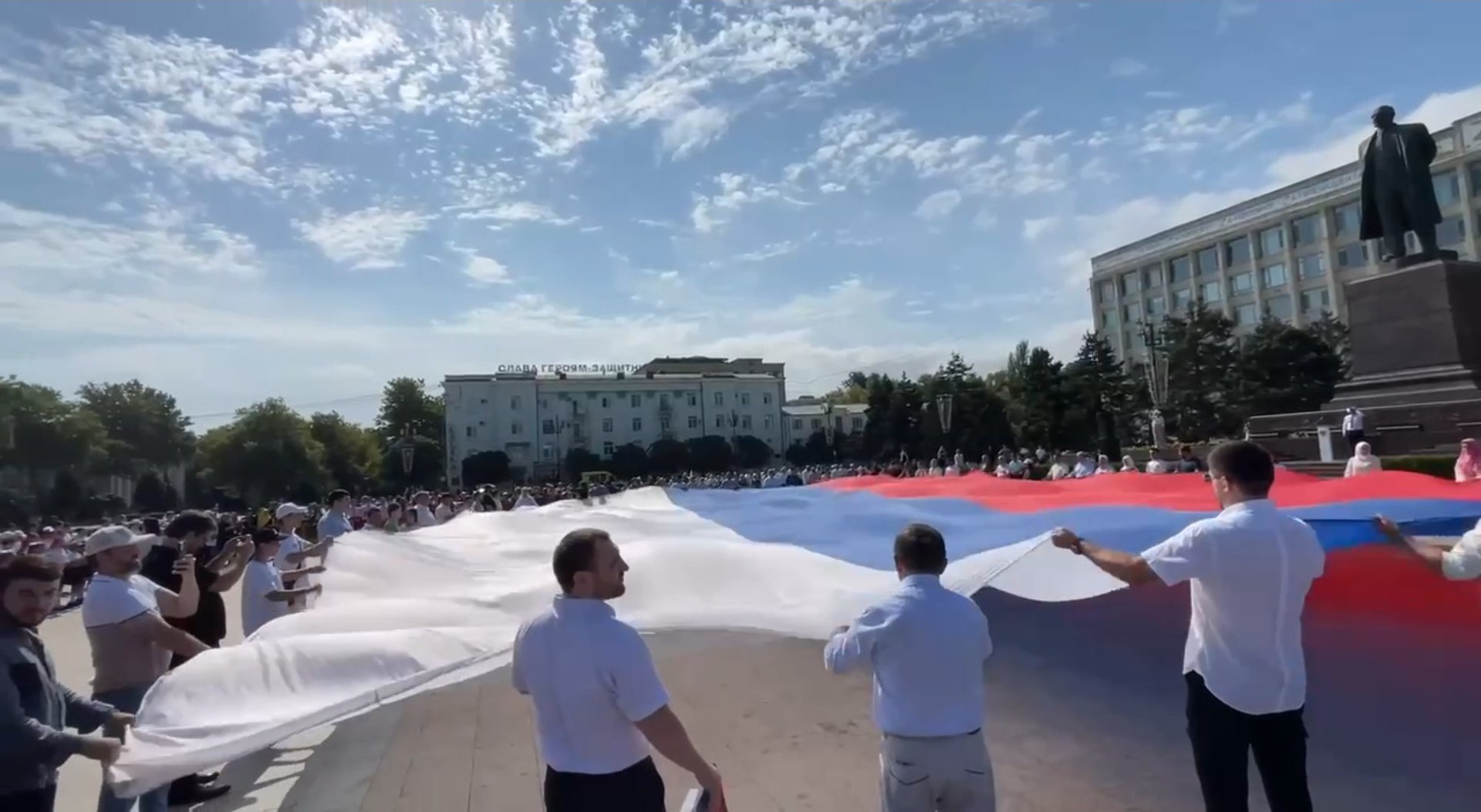 На главной площади Махачкалы отметили День Государственного флага России