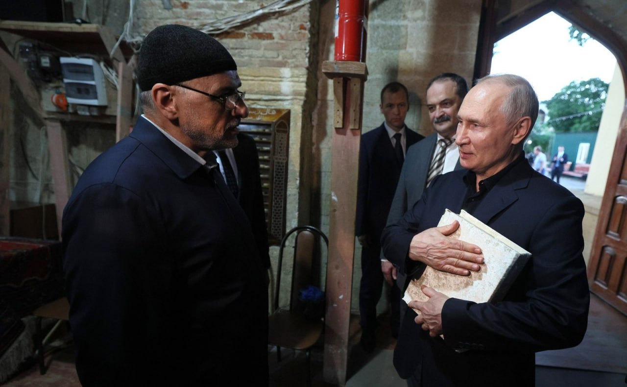 Сергей Меликов поздравил Владимира Путина с днем рождения