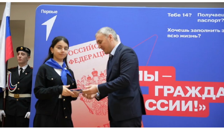 Первые паспорта вручил дагестанцам Абдуразак Джамалутдинов 
