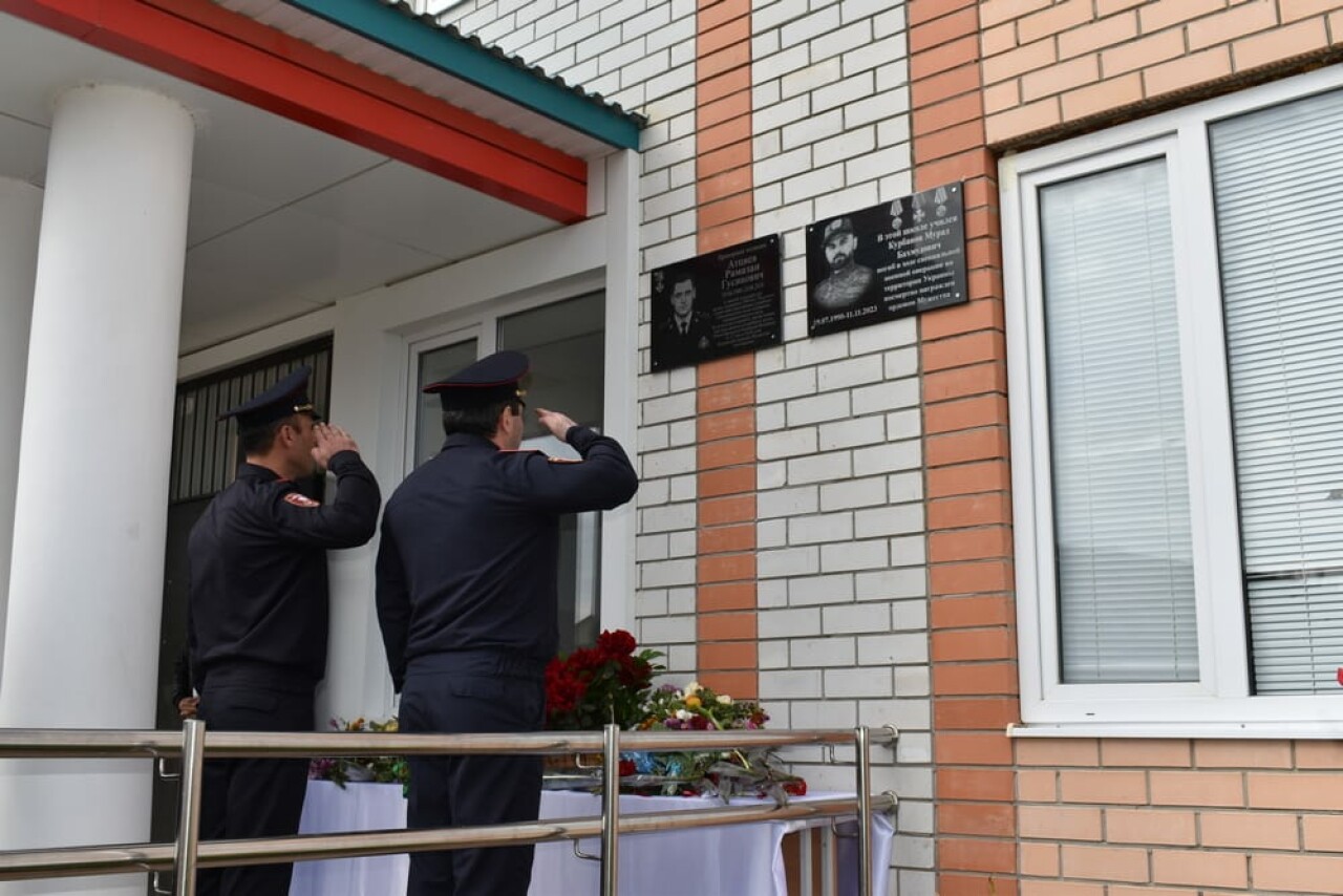 В Дагестане установили мемориальную доску в честь погибшего росгвардейца