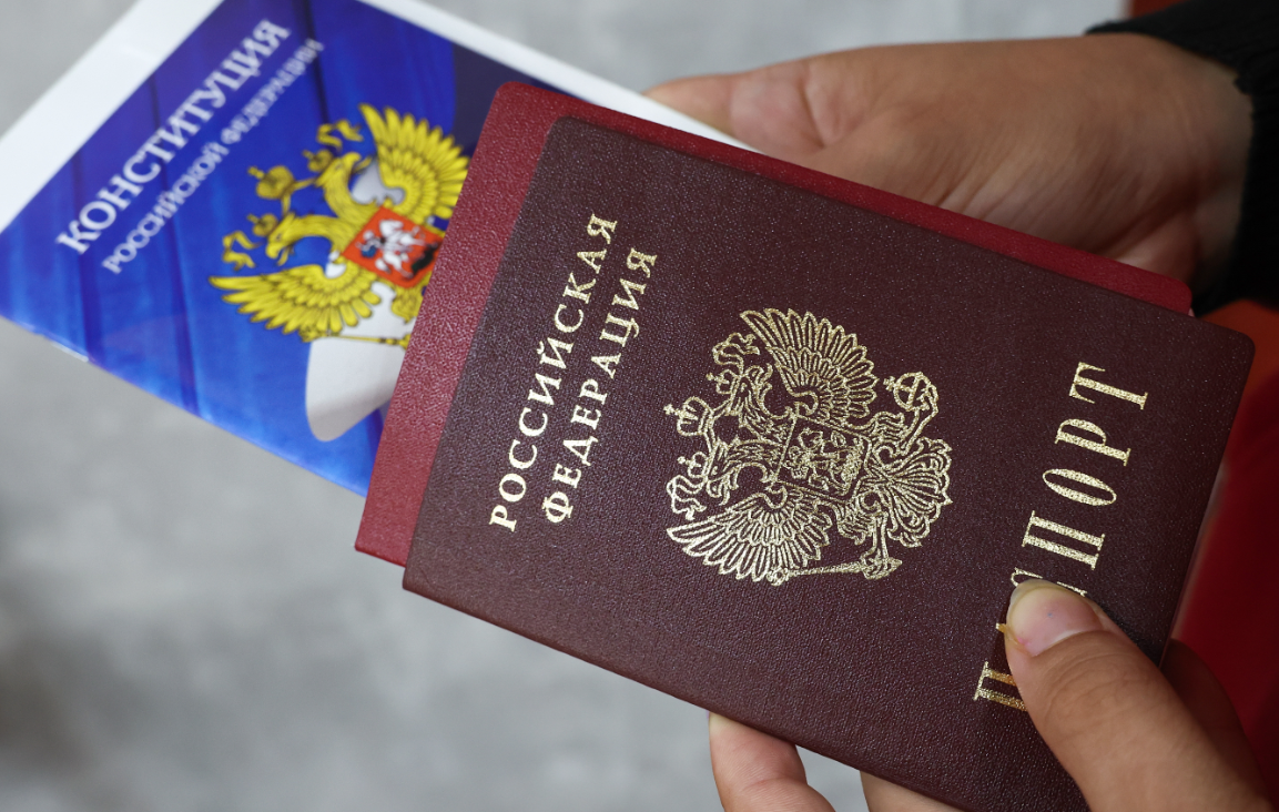 Законопроект об обязанности принести присягу гражданина РФ с 14 лет внесли в ГД