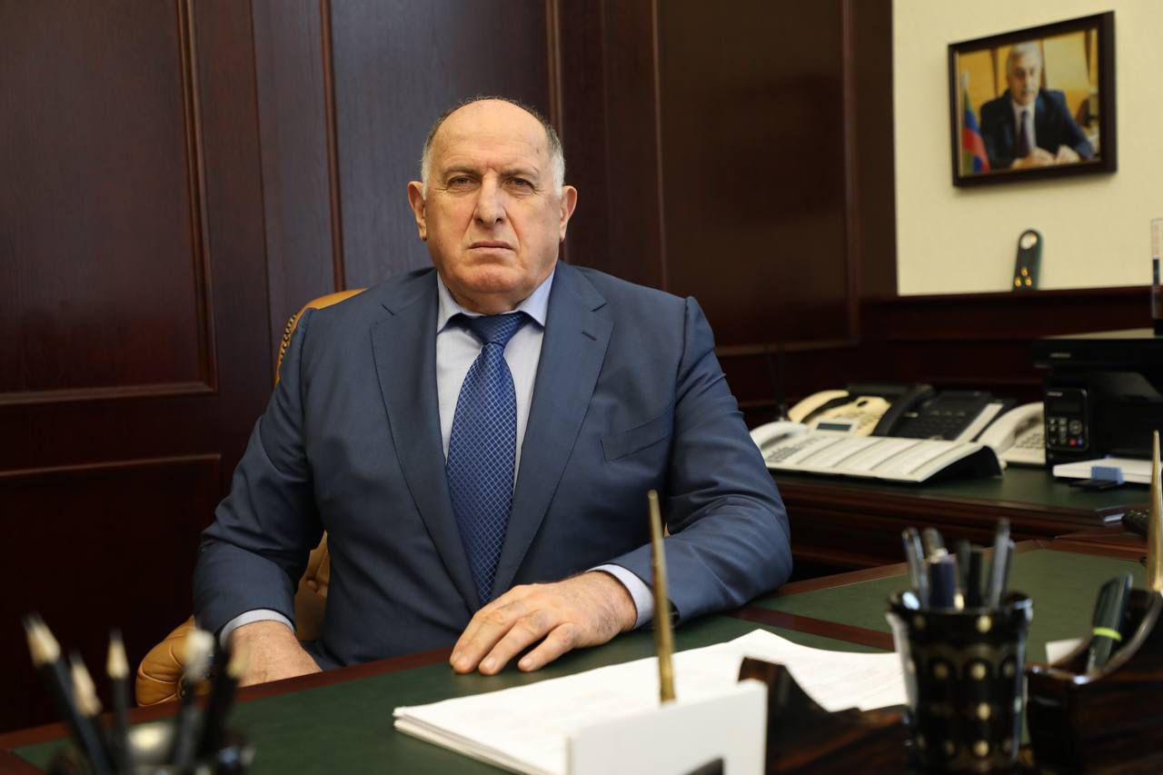 Абдулмуслим Абдулмуслимов поздравил работников транспортного комплекса с профессиональным праздником