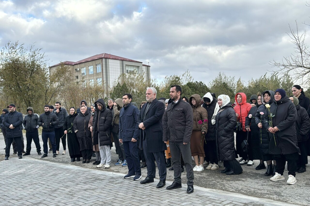 В Южно-Сухокумске открыли «Сад Памяти» в честь героев, отдавших жизнь за мирное будущее