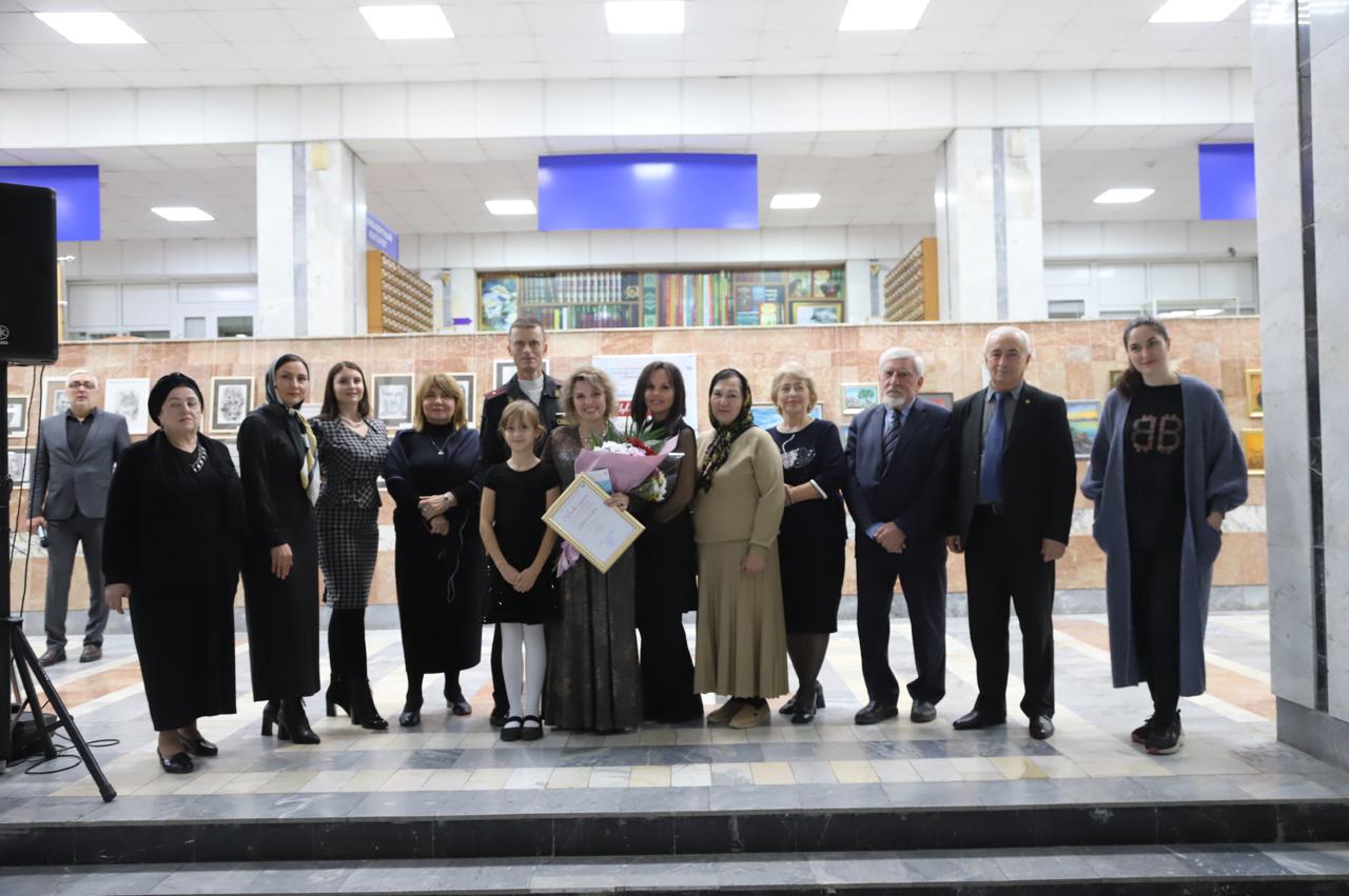 Художница Лариса Урбанцева открыла выставку «Чувствую сердцем»