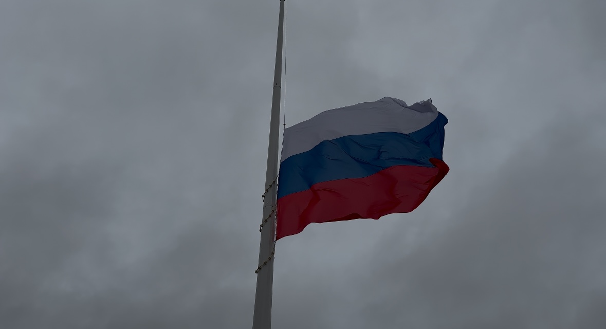 В Махачкале состоялось поднятие российского флага в рамках акции «Равнение на флаг»