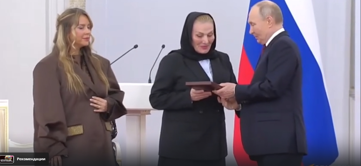 ️Владимир Путин передал «Золотую Звезду» родным дагестанца-Героя России Магомеда Исбакиева