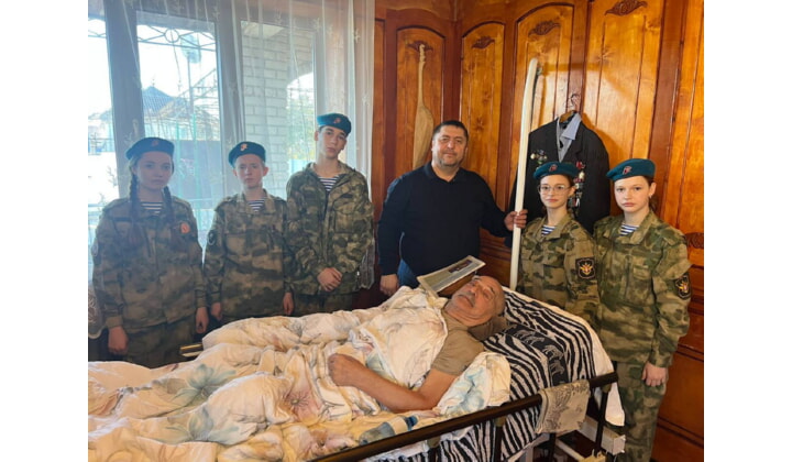 В годовщину теракта в Кизляре юнармейцы навестили Героя Ахмеда Саламова