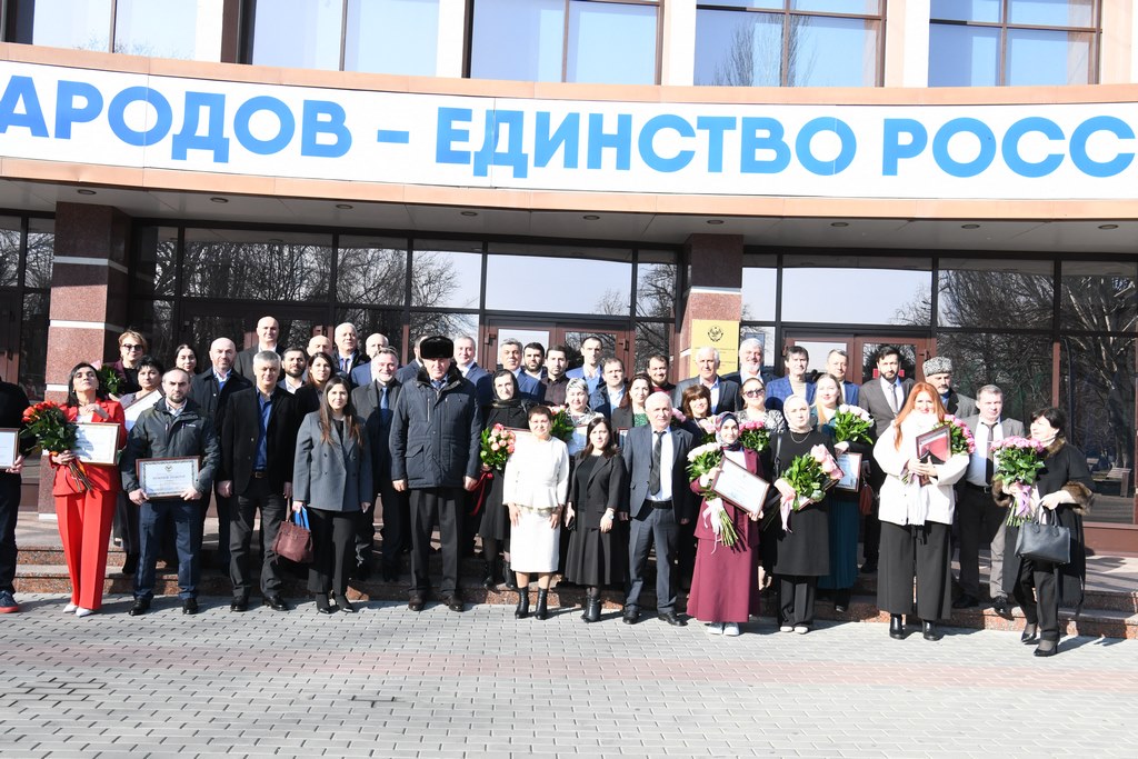 Премьер-министр РД Абдулмуслим Абдулмуслимов наградил работников СМИ в День российской печати