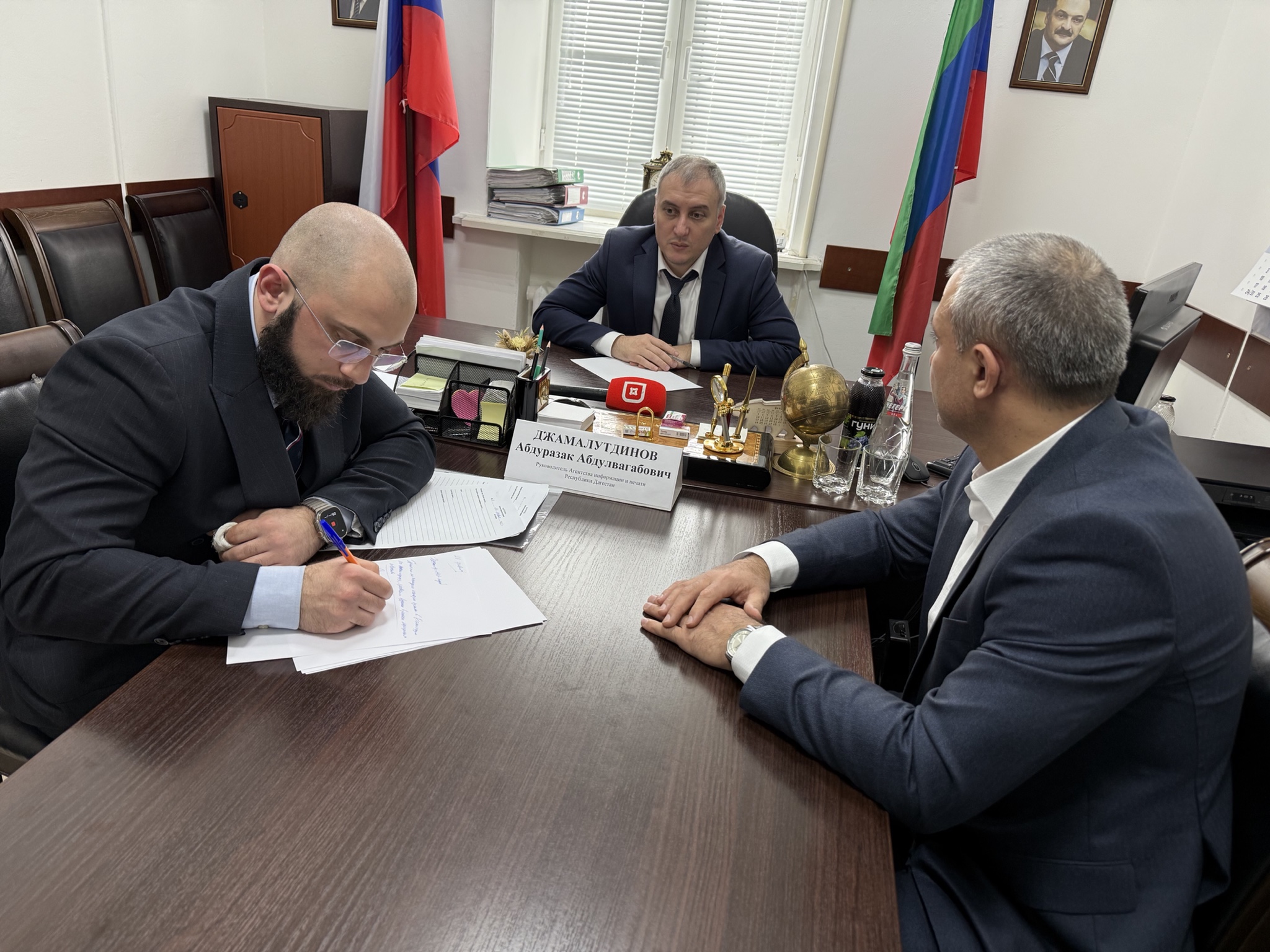 Глава Дагинформа провел прием граждан в Карабудахкентском районе
