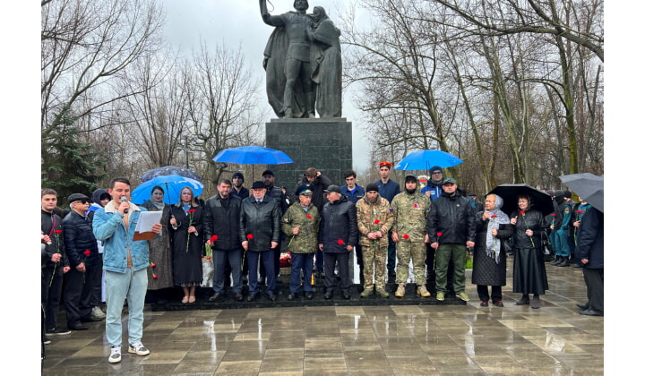 Активисты «Единой России» почтили память моряка-подводника Магомета Гаджиева