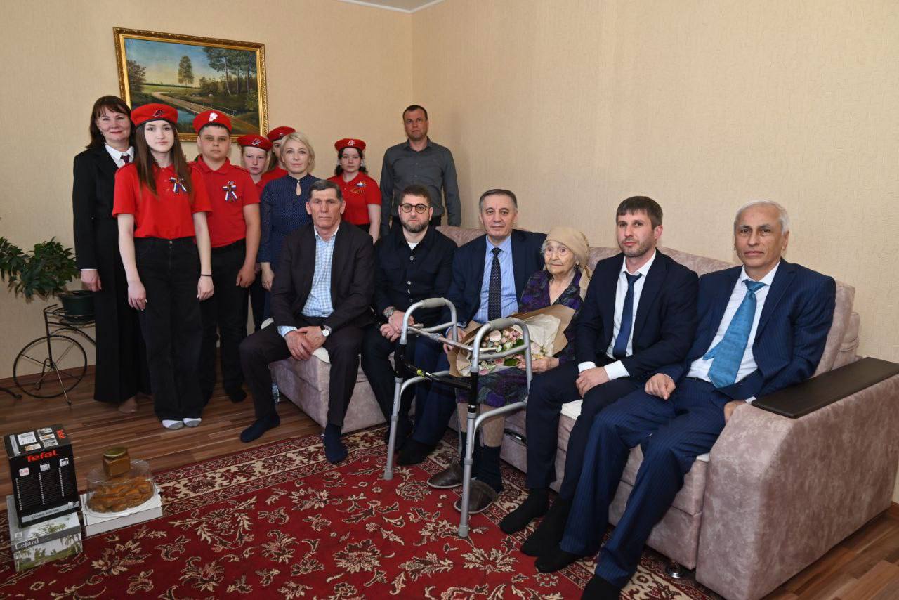 Глава Дагестана поздравил ветерана ВОВ с юбилеем и вручил награду
