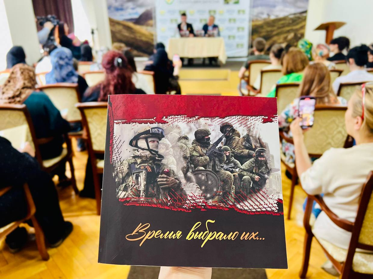 «Время выбрало их»: в Махачкале открылась выставка и презентация книги о героях СВО