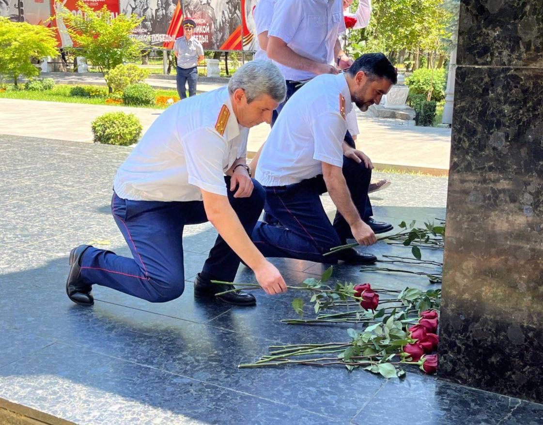 Церемония возложения цветов к памятнику Воину-освободителю состоялась в Махачкале