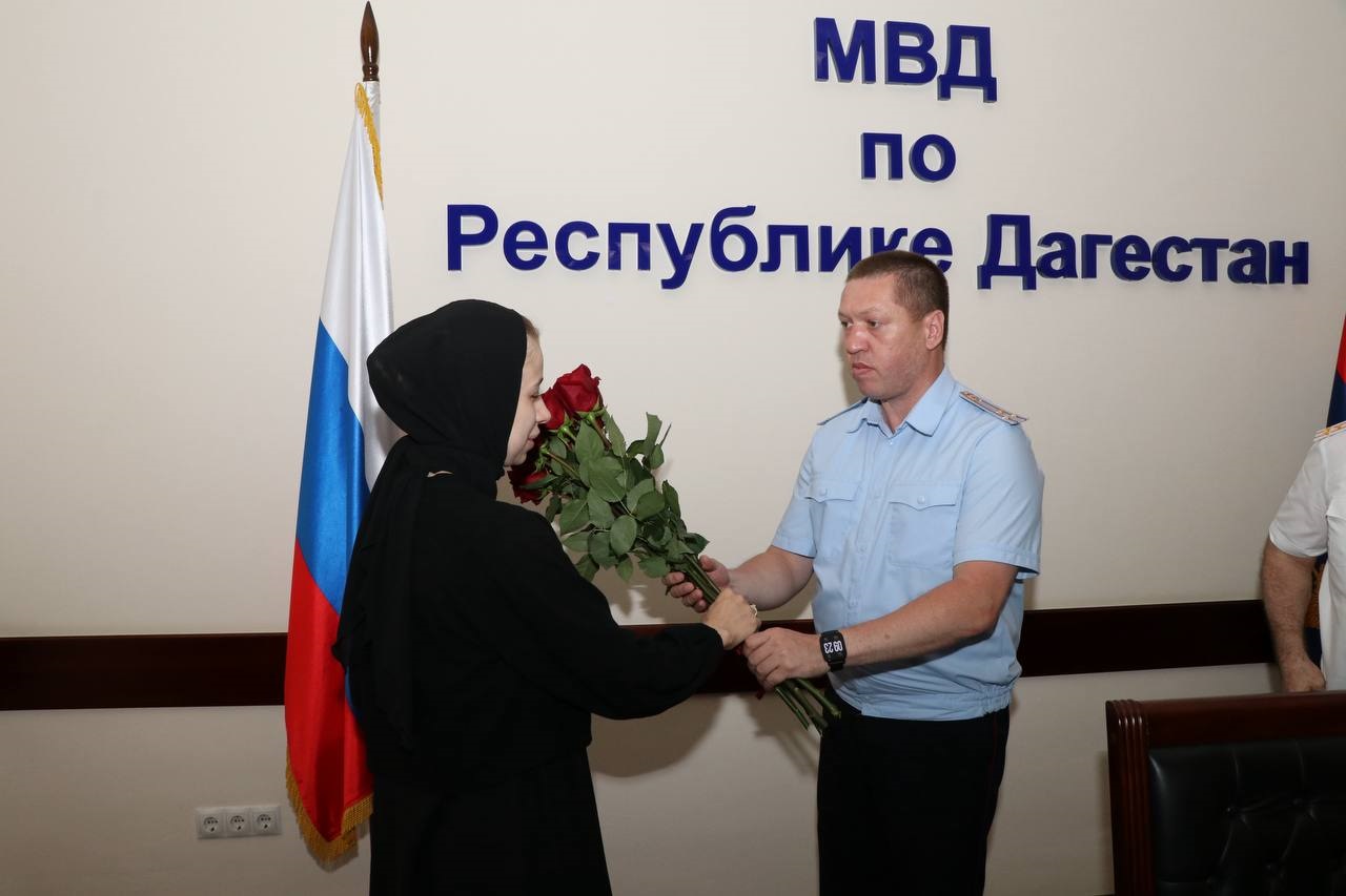 Ордена Мужества вручили членам семей полицейских, погибших при исполнении служебного долга