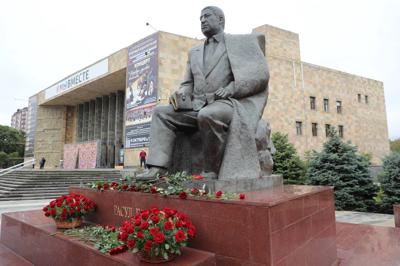 В Махачкале возложили цветы к памятнику поэта Расула Гамзатова