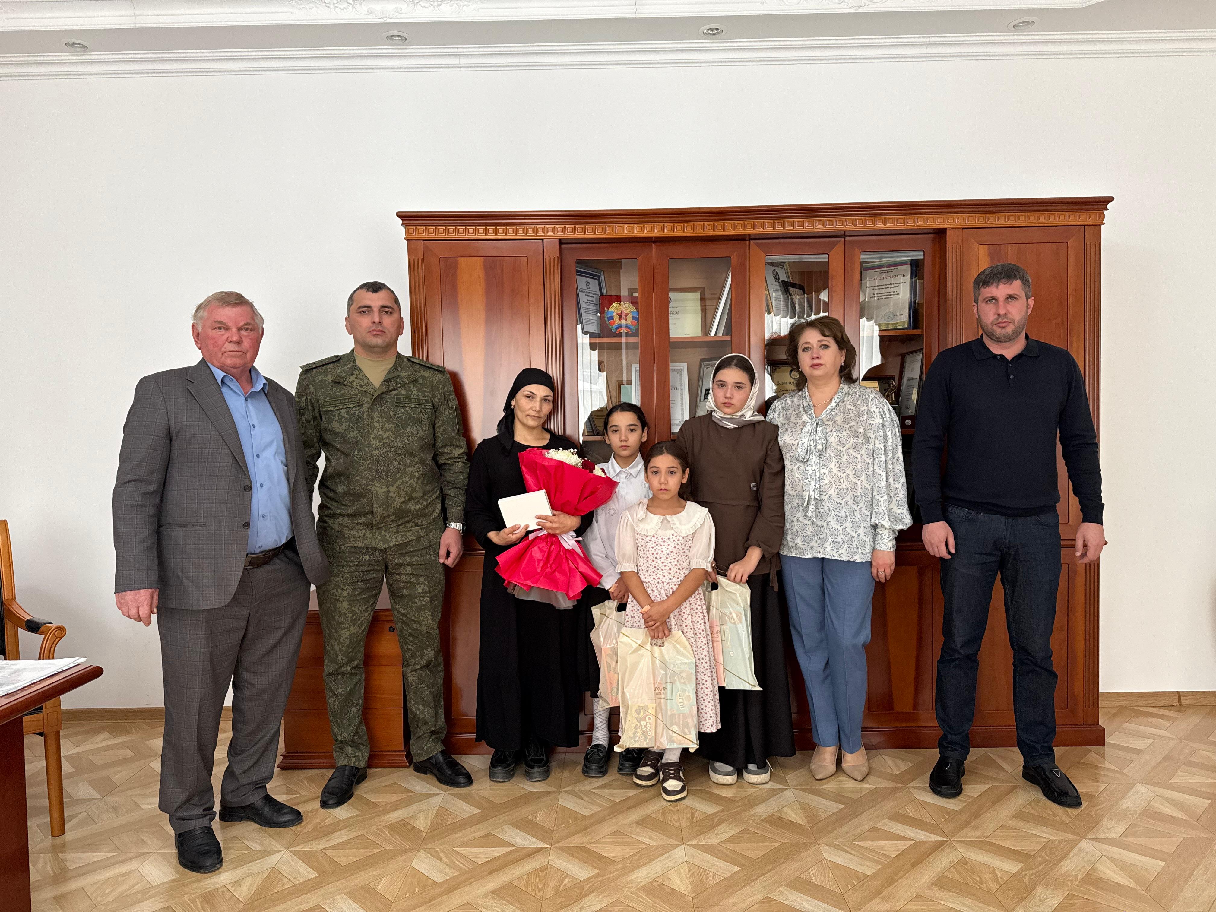 Орден мужества вручили вдове участника СВО Рабазана Абдулхаликова в Тарумовском районе