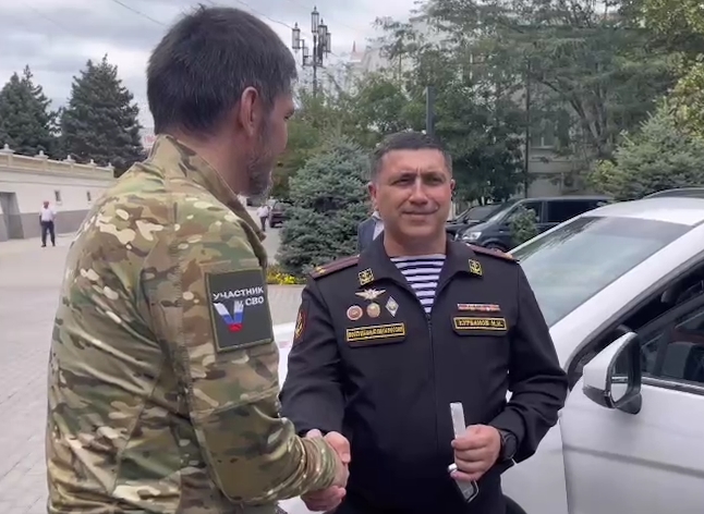 Ветерану СВО Гаджимураду Казанбиеву передали новый автомобиль