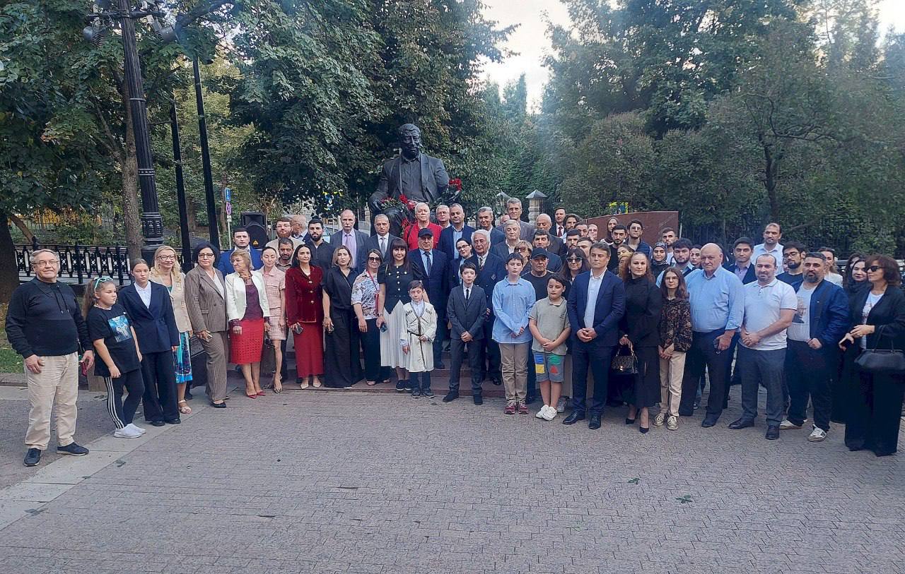 Памятные мероприятия ко дню рождения Расула Гамзатова прошли в Москве