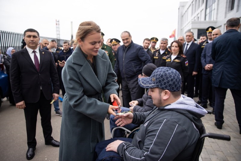  Раненым участникам СВО вручили ключи от новых специализированных автомобилей
