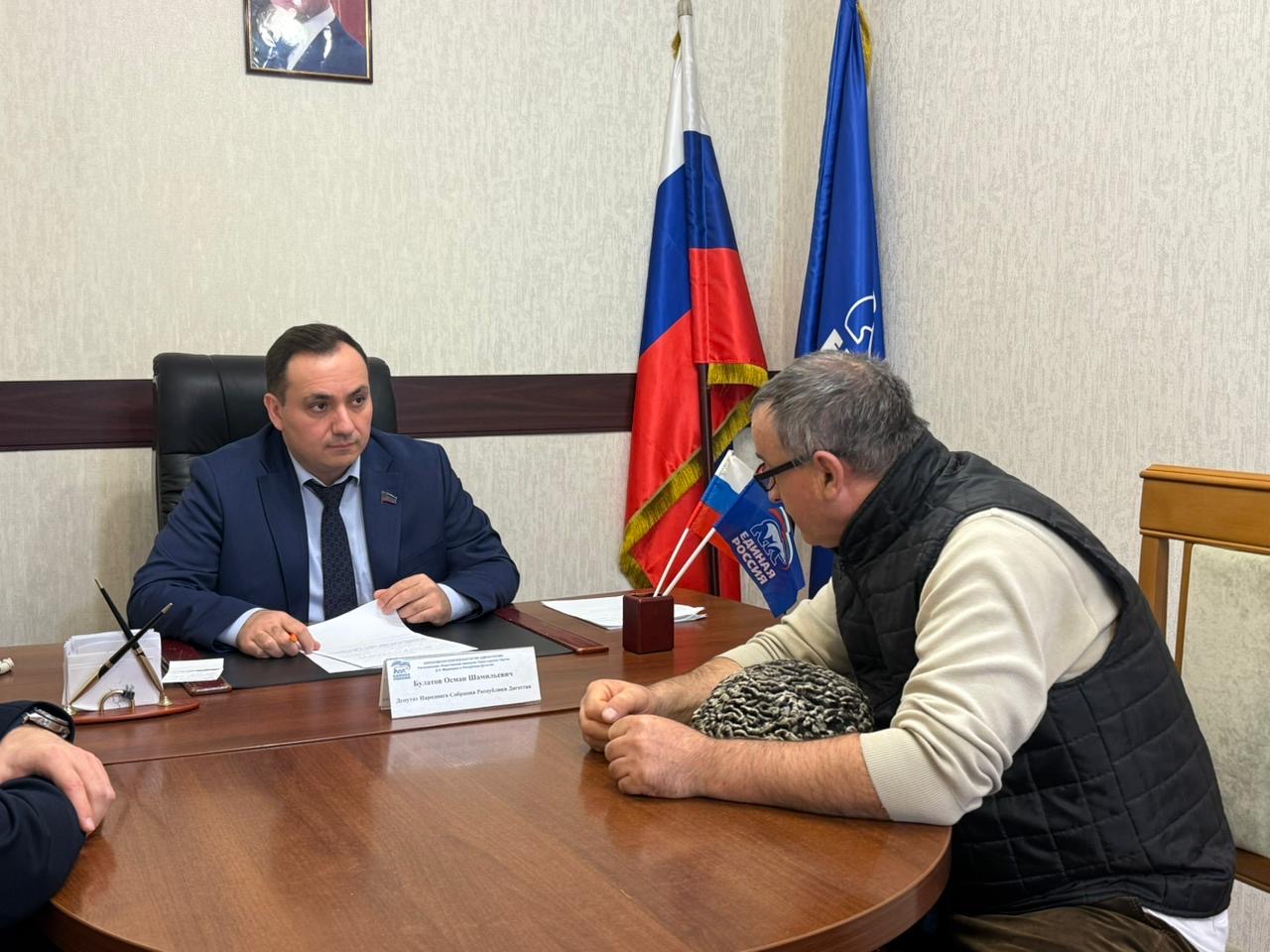 Осман Булатов провёл личный приём граждан в общественной приёмной партии «Единая Россия»