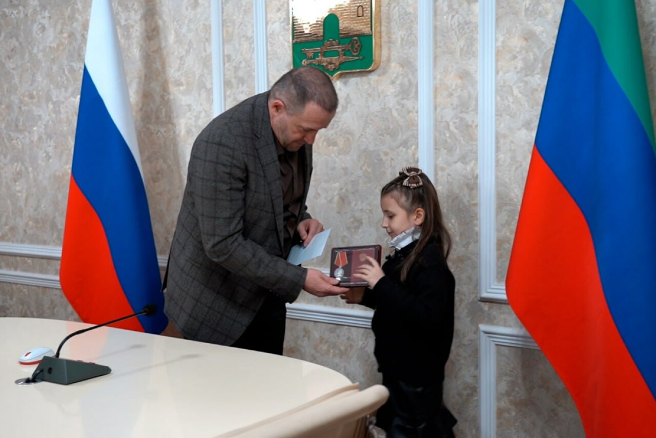 Корголи Корголиев передал медаль Суворова семье погибшего в зоне СВО бойца