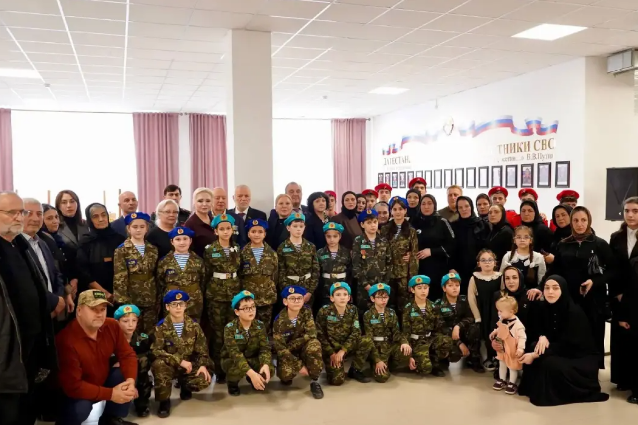В махачкалинской школе №54 открыли новые «Парты Героев» в честь Дня Героев Отечества
