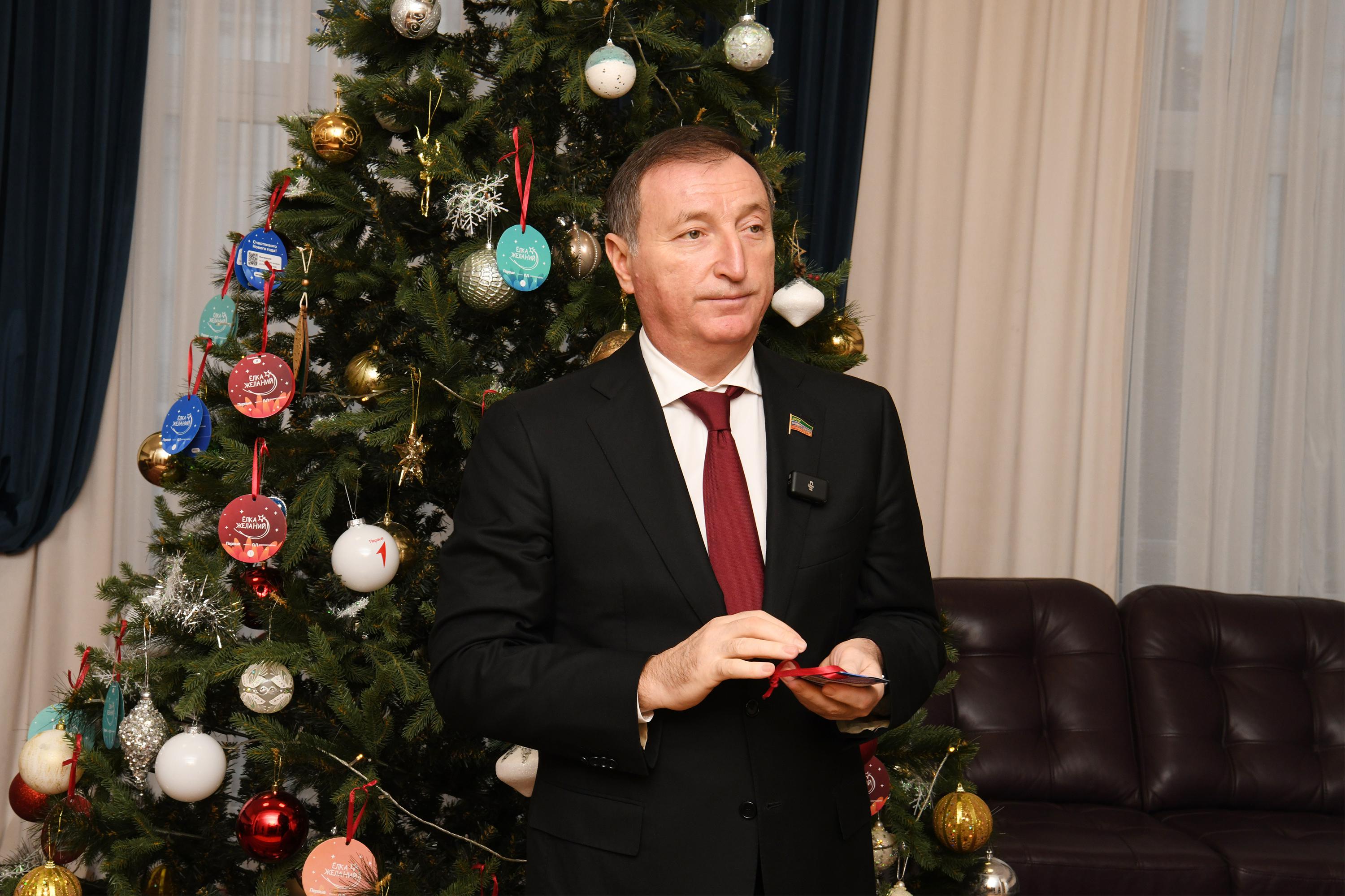Заур Аскендеров исполнил мечты детей, отправленные ими на «Елку желаний»