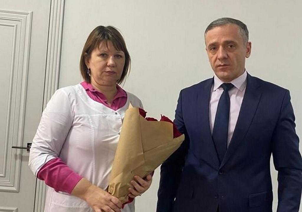 Главврач горбольницы Кизляра поздравил мать погибшего участника СВО с Днем матери