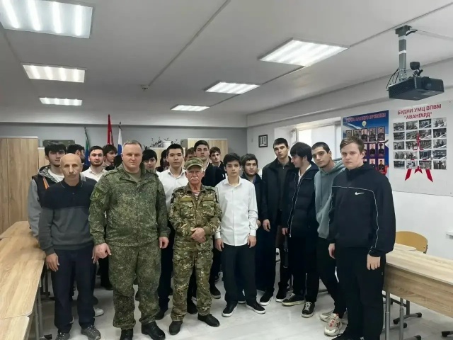Студенты из Кизляра узнают о военных профессиях на профориентационном мероприятии