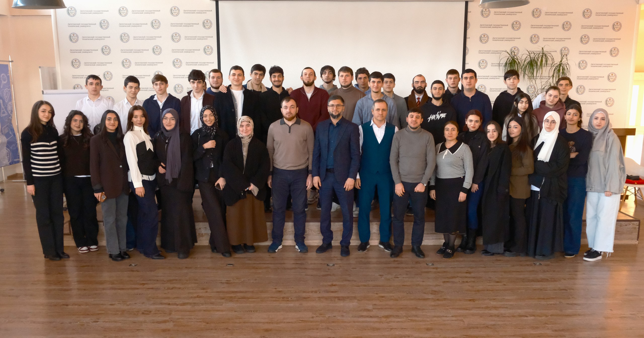 В Махачкале состоялся открытый диалог с молодёжью ко Дню госслужащего