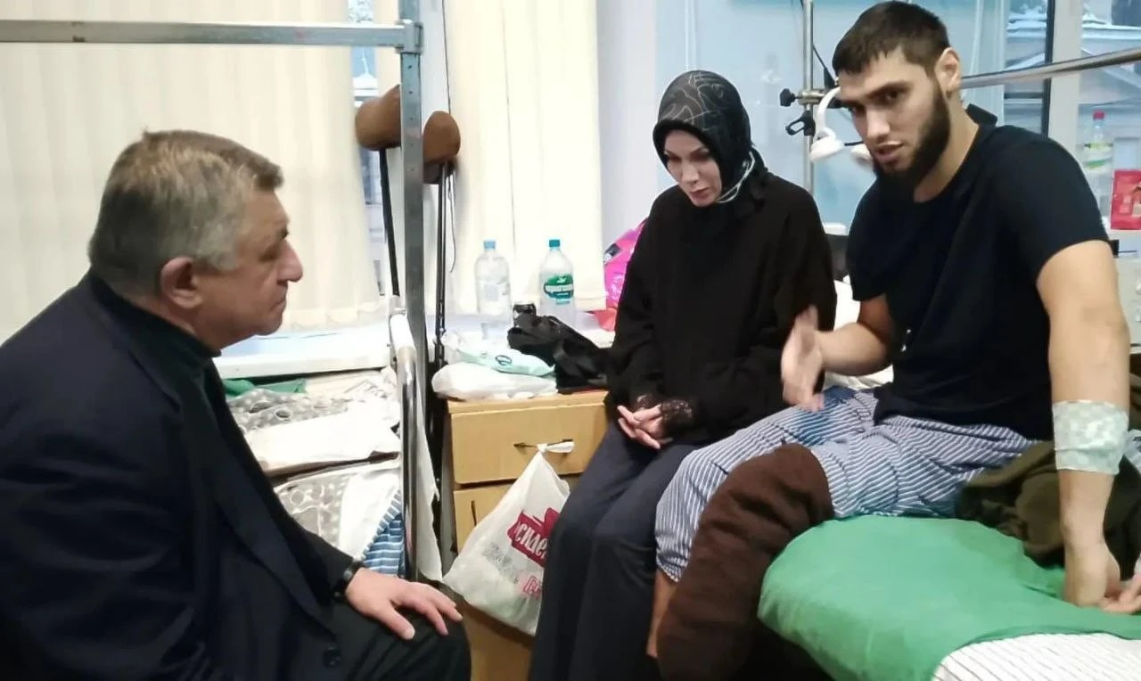 Руководитель представительства Дагестана в Санкт-Петербурге навестил в госпитале участника СВО Мурада Джумартова