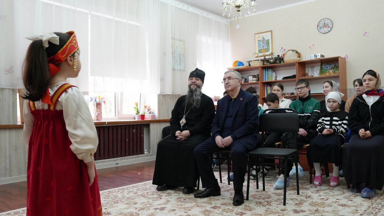 Юрий Левицкий и владыка Варлаам посетили воскресную школу «Преображение» в Махачкале