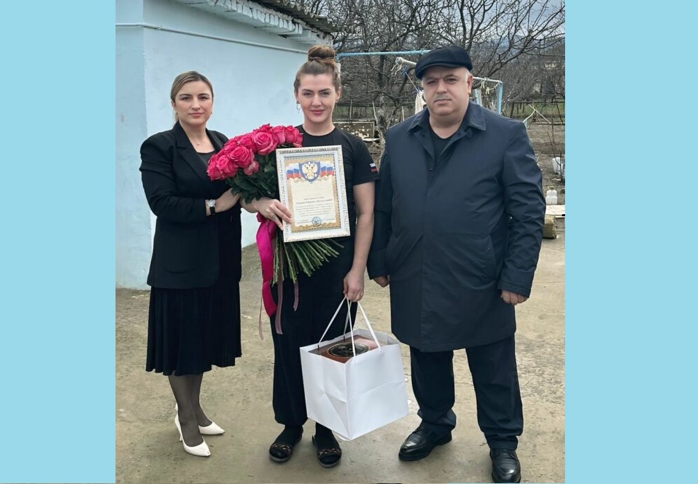 Операционную медсестру из Кумторкалинского района поблагодарили за службу в зоне СВО