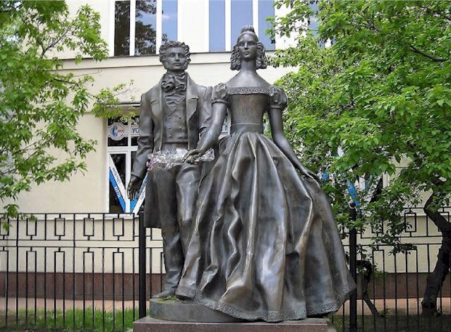 Памятник Пушкину и Гончаровой на Старом Арбате
