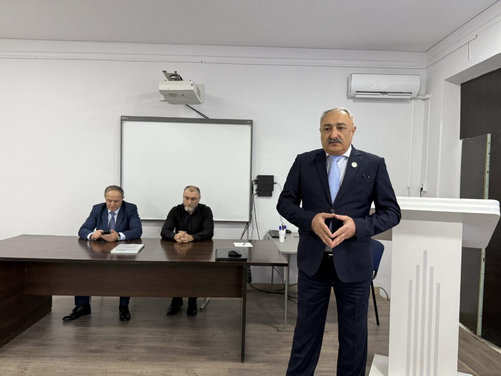 Сотрудник Минприроды РД  и участник проекта «Доблесть Гор» провели экоурок для студентов