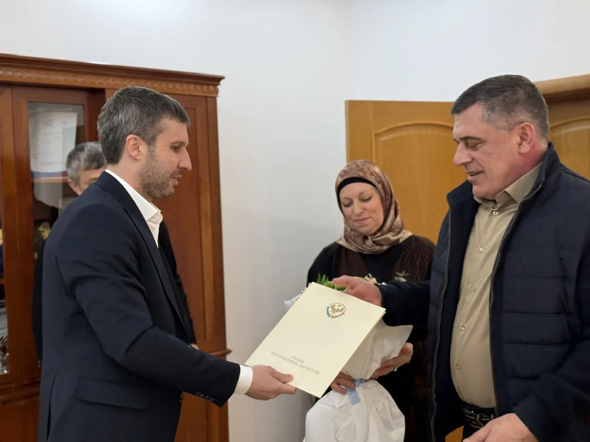 Родителям участника СВО из Тарумовки вручили благодарственное письмо Главы Дагестана