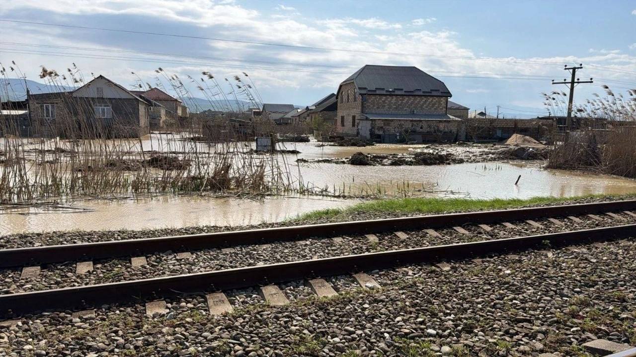 В Дагестанских Огнях устраняют последствия потопа после обильных дождей
