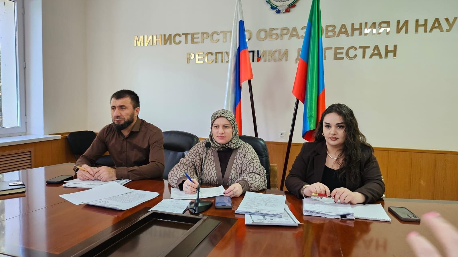 В Минобрнауки РД обсудили внедрение системы безналичной оплаты школьного питания