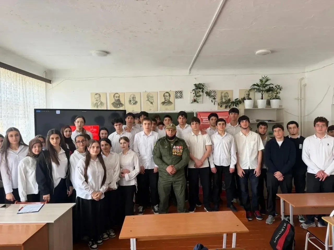 Участник СВО Раидин Гасанов встретился со школьниками Каспийска