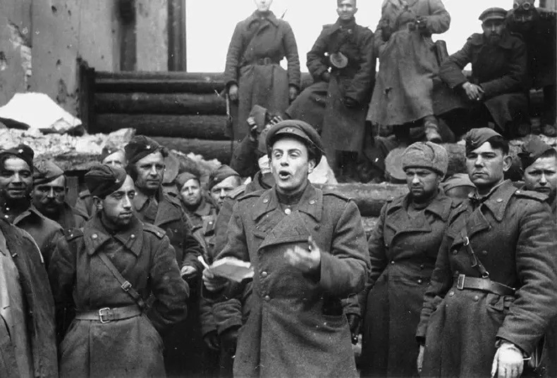 Поэт, чьи строки пели поколения