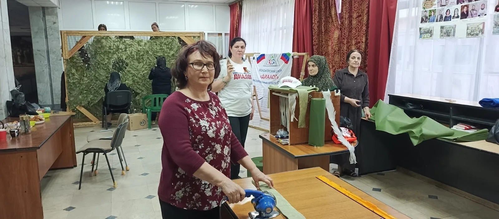 В Дагестане волонтеры плетут маскировочные сети для бойцов СВО при поддержке Народного фронта