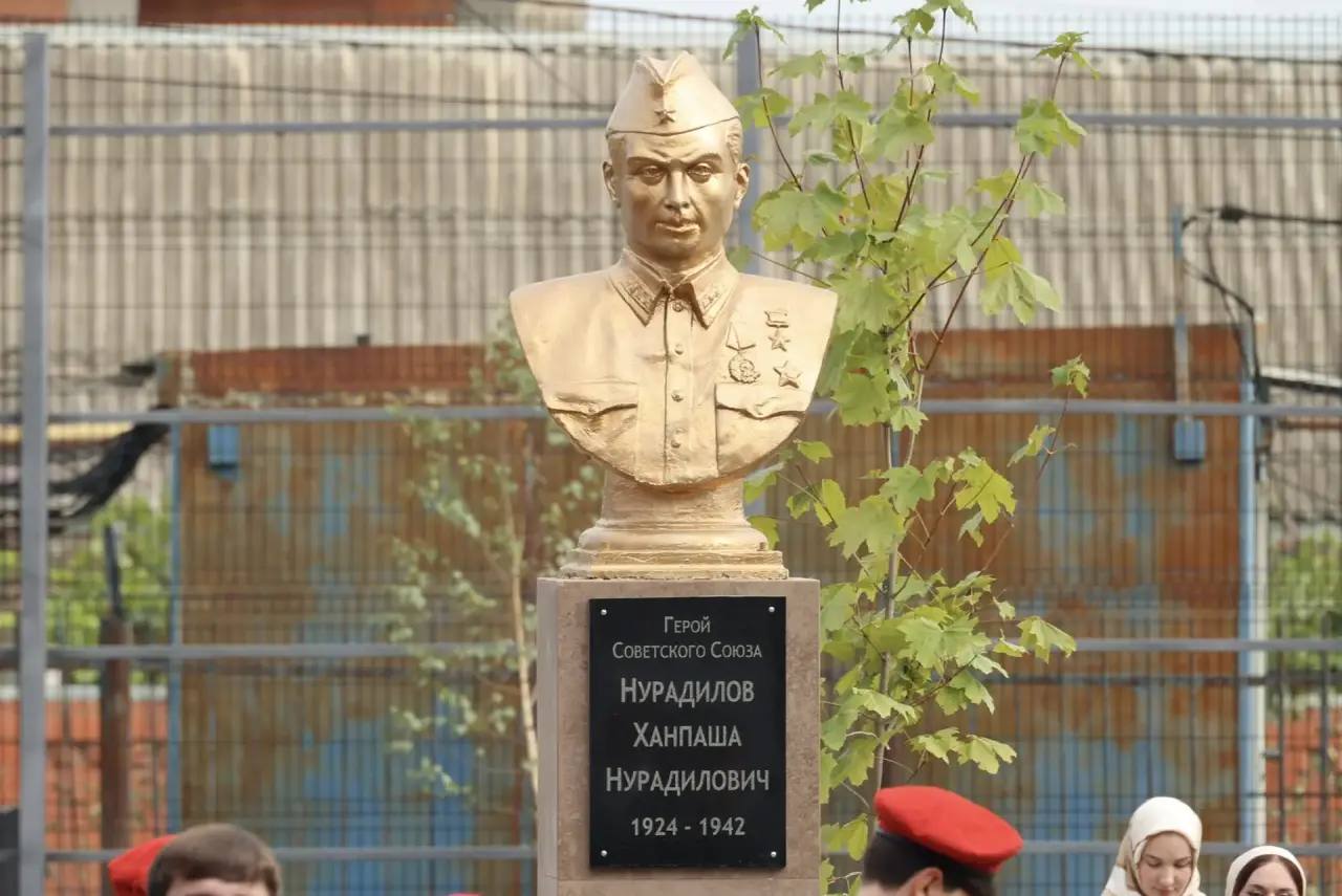 Память о герое: Фёдор Щукин возложил цветы к монументу Ханпаши Нурадилова