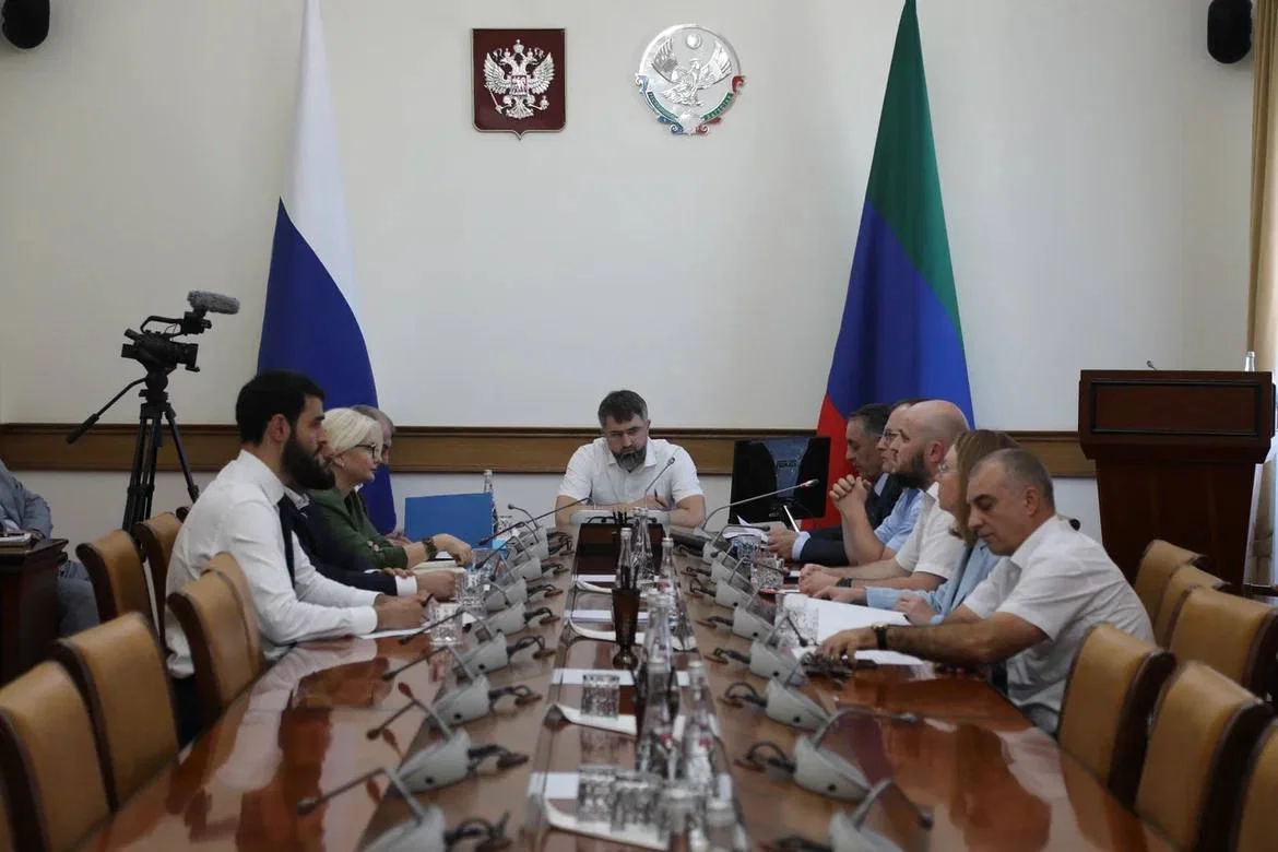 Магомед Рамазанов поручил усилить контроль за частной медициной, фармацевтикой и косметологией в Дагестане
